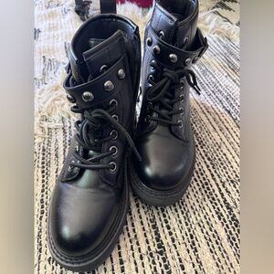 *New w/o Box* Cushionaire Women’s Lace Up Combat Boots w/ Silver Detailing